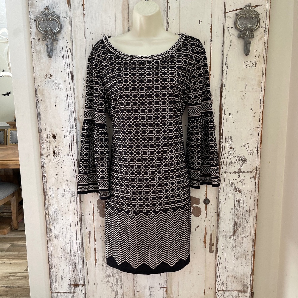 Max Studio Size Small Woman's Black IvoryTextured Bell Sleeve Shift Dress NEW